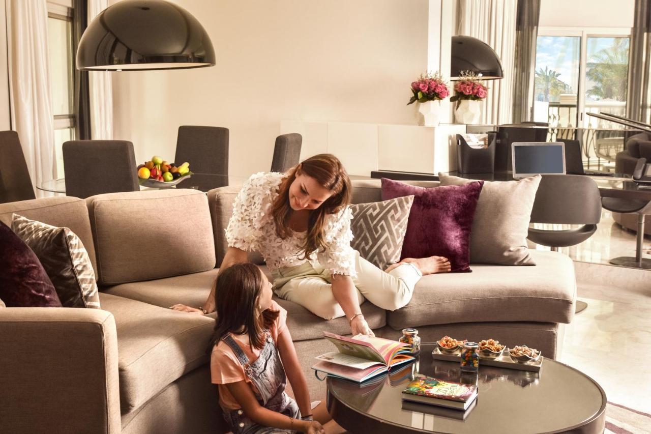 Al Ain Rotana Hotel Room photo A family in a living room