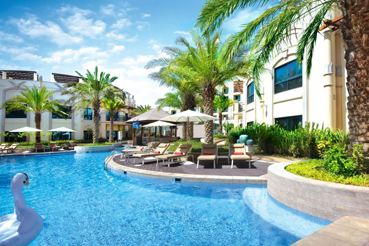 Al Ain Rotana Hotel Exterior photo The swimming pool at the hotel